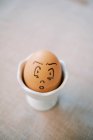 Engraçado desenho animado arte Páscoa ovo em prato de porcelana com fundo leve — Fotografia de Stock