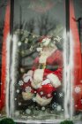 Papai Noel em uma janela de exibição — Fotografia de Stock
