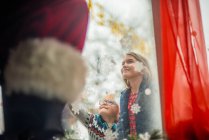 Crianças se conectar com Santa através da janela — Fotografia de Stock