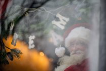Papai Noel senta-se na janela durante covid — Fotografia de Stock