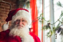 Porträt des Weihnachtsmannes im Fenster — Stockfoto