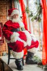 Weihnachtsmann sitzt im Schaufenster — Stockfoto