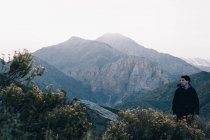 Homem de pé contemplando paisagem montanhosa. ARGENTINA — Fotografia de Stock
