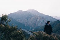 Homem de pé contemplando paisagem montanhosa. ARGENTINA — Fotografia de Stock