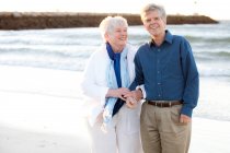 Супружеская пара, которой за семьдесят, проявляет привязанность в Cold Storage Beach на Кейп-Код — стоковое фото