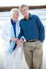 Portrait de couple marié plus âgé tenant la main à la plage sur Cape Cod — Photo de stock