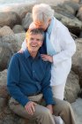 Старшая жена целует мужа в Cold Storage Beach на Кейп-Код — стоковое фото