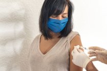 Вакцина від коронавірусу, жінка отримує вакцину під час пандемії коронавірусу . — стокове фото
