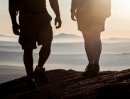Silhouette de deux jambes de randonneur avec des montagnes derrière le sentier des Appalaches — Photo de stock