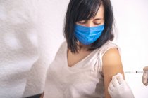 Вакцина від коронавірусу, жінка отримує вакцину під час пандемії коронавірусу . — стокове фото