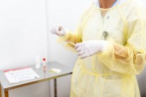 Infirmière prélève un échantillon pour covid-19 — Photo de stock