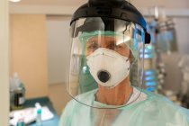 Eine Krankenschwester in Schutzkleidung gegen Covid-19 — Stockfoto