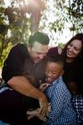 Familia de cinco abrazos y risas en el parque en Chula Vista - foto de stock