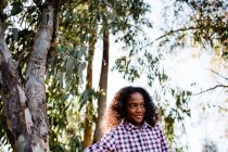Menino de pé ao lado da árvore no parque em Chula Vista — Fotografia de Stock