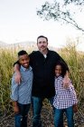 Père posant avec des fils au parc de Chula Vista — Photo de stock