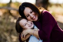 Мать и дочь обнимаются и смеются в парке в Чула-Висте — стоковое фото