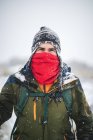 Un homme au visage couvert de treks sous la neige épaisse — Photo de stock