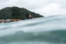 Серфер потрапляє у воду в баскській країні (Іспанія). — стокове фото