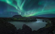 Aurora boreale sopra l'isola di ghiaia — Foto stock