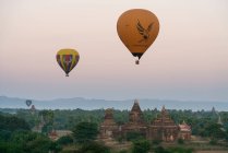 Antigo templo em Bagan e balões de ar quente antes do nascer do sol, UNESCO, Old Bagan, Mandalay Region, Myanmar — Fotografia de Stock