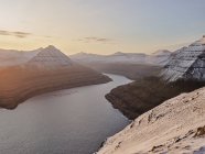 Berge ragen auf den Färöer-Inseln aus dem Meer — Stockfoto