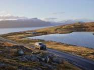 Ісландський автомобіль в горах на дорозі — стокове фото