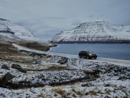 Coche en la playa de las islas Feroe - foto de stock