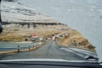 Vue à travers le pare-brise couvert de neige de la voiture dans les îles Féroé — Photo de stock