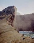 Immenses falaises près de Drangarnir Sea Stack dans les îles Féroé — Photo de stock