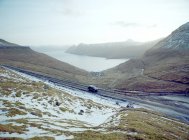 Сучасний автомобіль в горах взимку — стокове фото