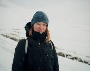 Jovem mulher viajando nas montanhas junto ao lago — Fotografia de Stock