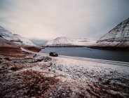 Coche moderno en las montañas en invierno - foto de stock