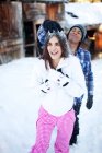 Mann kippt Frau spielerisch Schnee auf den Kopf — Stockfoto
