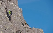 Mann klettert Felswand am Tryfan in Nordwales hinauf — Stockfoto