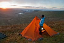 Un'escursionista si sveglia su Pen Y Fan in Galles — Foto stock