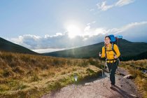 Escursionista femminile che sale verso Pen Y Fan in Galles — Foto stock
