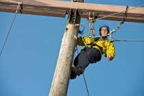 Uomo palo di legno ascendente ad alta corda esercizio di formazione — Foto stock