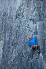 Человек карабкается по крутой скале на карьере Слейт в Северном Уэльсе — стоковое фото