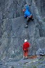 Homme grimpant sur la paroi abrupte de la carrière d'ardoise dans le nord du Pays de Galles — Photo de stock