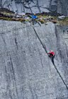 Mulher escalando a face íngreme da rocha na pedreira de ardósia no norte do País de Gales — Fotografia de Stock