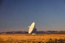 Супутникова тарілка і антена в пустелі — стокове фото