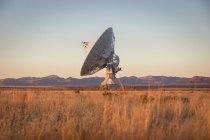 Супутникова тарілка з антеною і телескопом — стокове фото