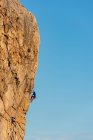 Klettern in der Bucht Raco del Corv, Berg Toix, Calpe, Costa Blanca, Provinz Alicante, Spanien — Stockfoto