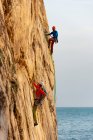 Klettern in der Bucht Raco del Corv, Berg Toix, Calpe, Costa Blanca, Provinz Alicante, Spanien — Stockfoto