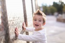 Netter kleiner Junge posiert im Freien — Stockfoto