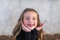 Портрет милой маленькой девочки с улыбкой на лице — стоковое фото