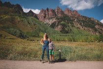 Mutter und Sohn stehen an einem sonnigen Tag vor dem Seivers Mountain South — Stockfoto
