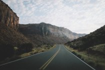 Estrada contra paisagem montanhosa do parque nacional — Fotografia de Stock
