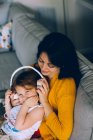 Frau und Mädchen hören Musik über Kopfhörer — Stockfoto