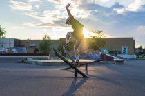 Atlético adolescente skatista fazendo uma moagem no skatepark, Montreal, Quebec, Canadá — Fotografia de Stock